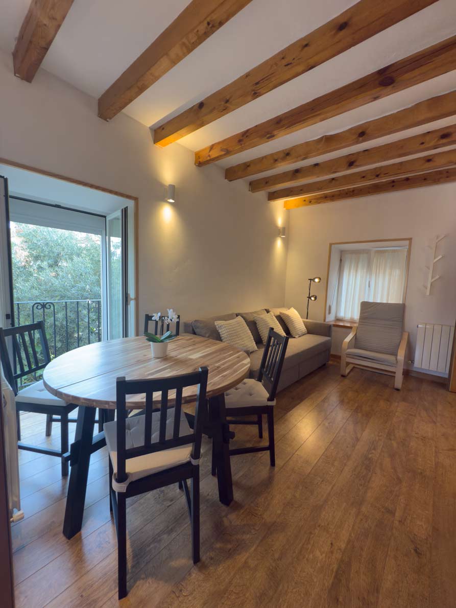 Sierra-salón-mesa-balcón