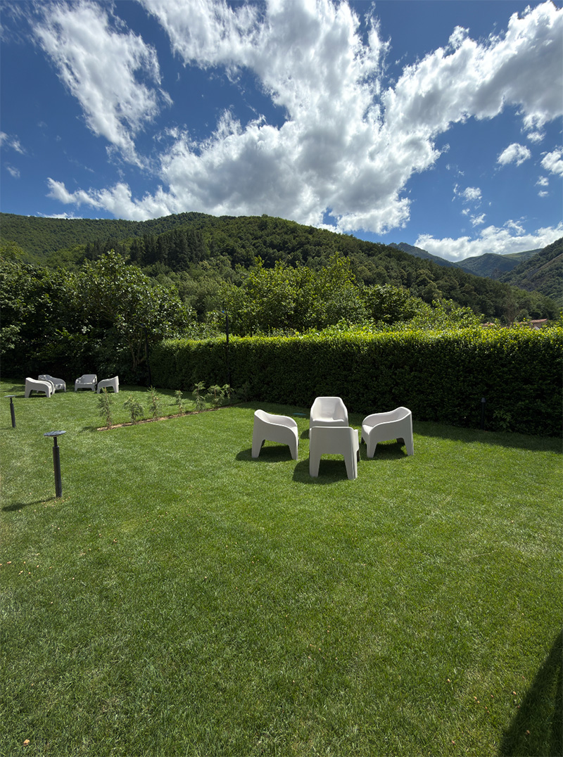 casa-1-jardín-sillas