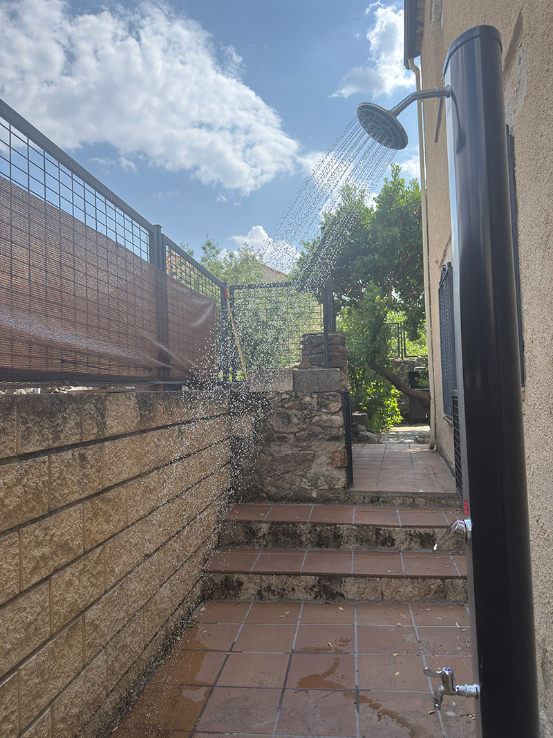 casa-2-sierra-zona-común-ducha-terraza