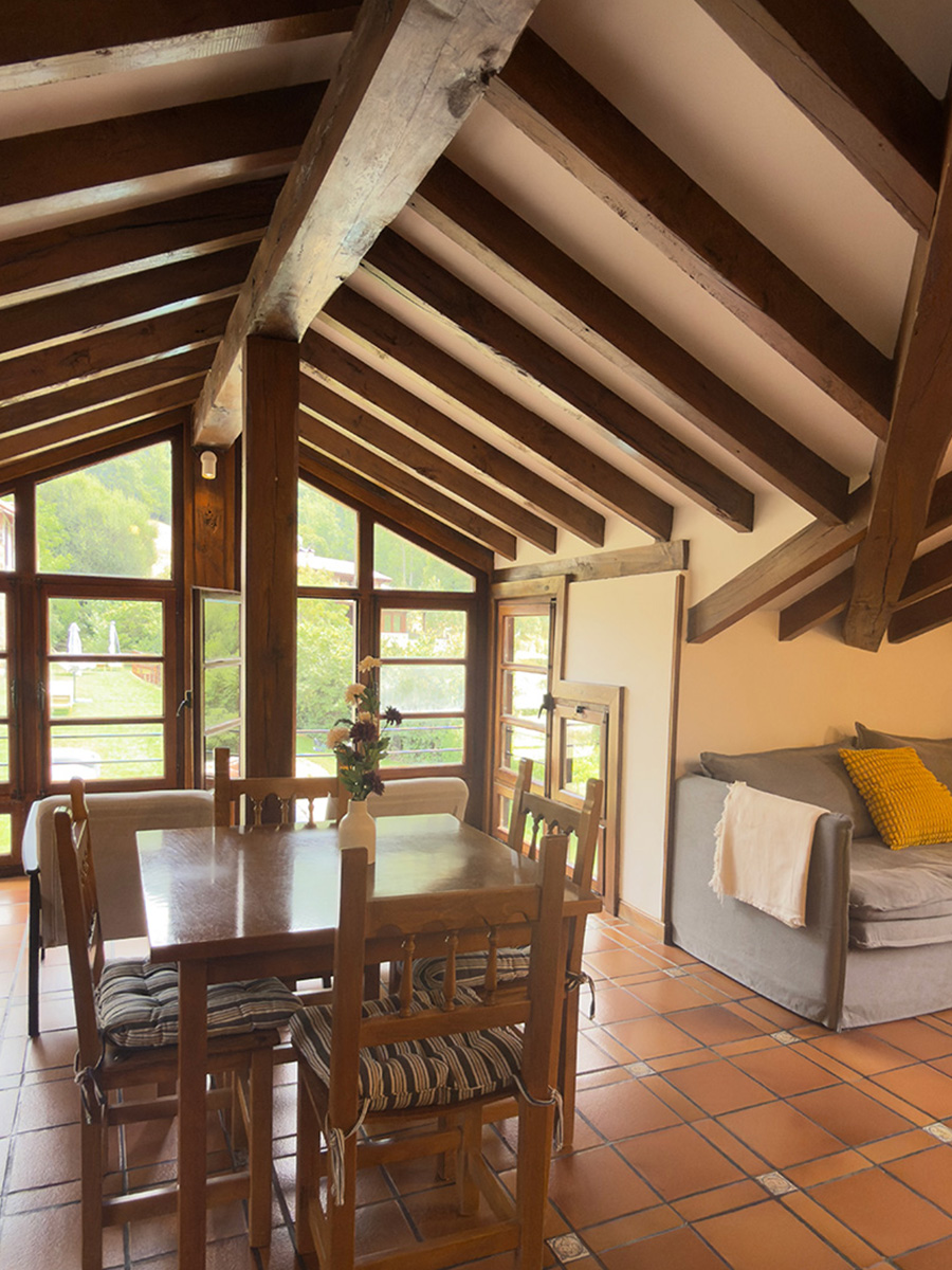 casa-2-sofá-y-mesa