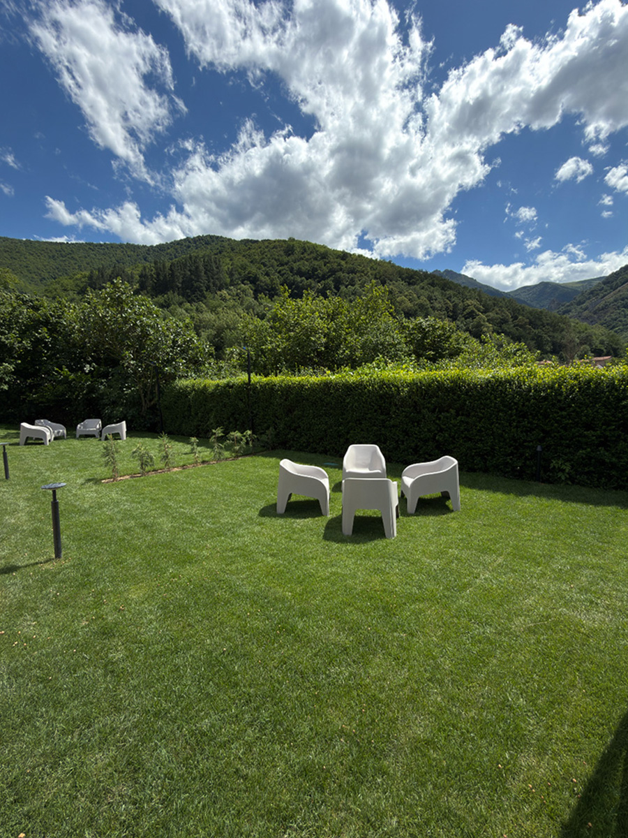casa-2jardín-sillas
