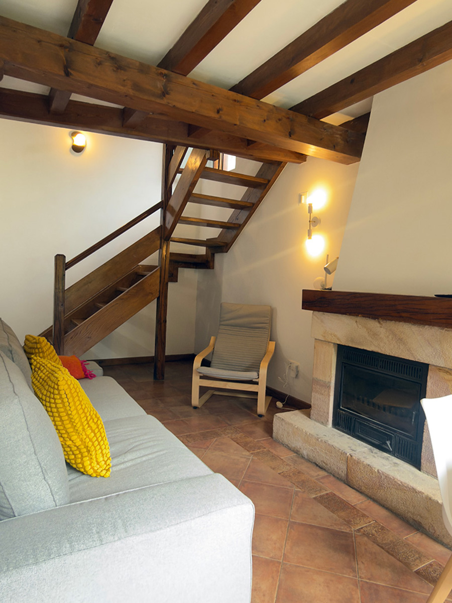 casa-6-salón-escaleras
